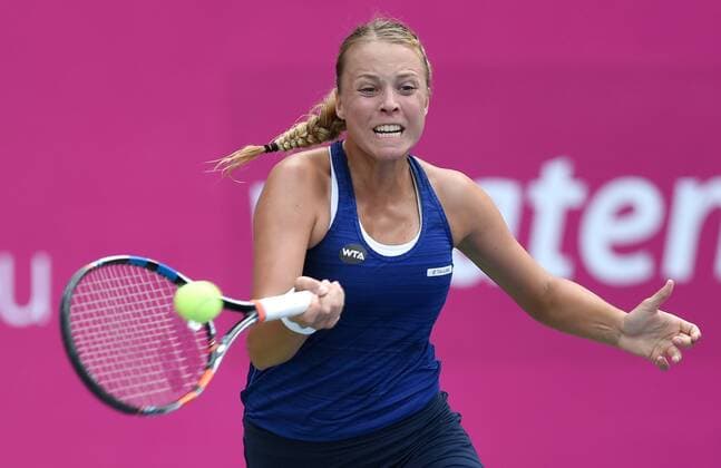 (160922) -- GUANGZHOU, Sept. 22, 2016 -- Anett Kontaveit of Estonia returns the ball to Viktorija Golubic of Switzerland during their singles quarterfinal match at 2016 WTA Tennis Damen Guangzhou International Women s Open tennis tournament in Guangzhou, capital of south China s Guangdong Province, Sept. 22, 2016. ) (SP)CHINA-GUANGZHOU-TENNIS-WTA-GUANGZHOU OPEN (CN) LuxHanxin 