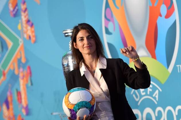 Fußball, UEFA präsentiert Logo der EURO 2020 in Rom Rome s Major Virginia Raggi. with pallone and coppa Roma 22-09-2016 Foro Italico Logo Roma2020 european football championships unveiled andreaxstaccioli