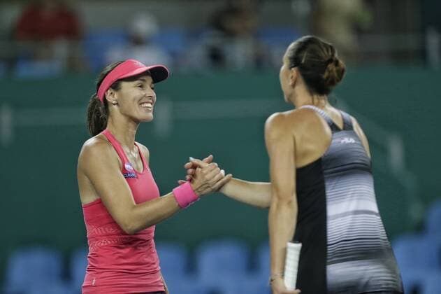 Bilder des Tages - SPORT Martina Hingis of Switzerland, left, and Jelena Jankovic of Serbia celebrate after they defeated Viktorija Golubic of Switzerland and Ipek Soylu of Turkey during their women s doubles quarterfinal match of the WTA Tennis Damen Guangzhou Open 2016 in Guangzhou city, south China s Guangdong province, 22 September 2016. Martina Hingis Jelena Jankovic defeated Viktorija Golubic Ipek Soylu 2:0 (6-0 6-1). Hingis Jankovic advance to semifinal at WTA Guangzhou Open  pbu507850_01