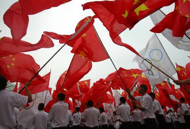 Olympia, Historie, Rückblick auf die Sommerspiele 2008 in Peking Aug 05, 2008 - Chengdu, Sichuan, China - Chinese people wave national and Olympic flags during the Beijing 2008 Olympic Games Olympische Spiele Olympia OS torch relay in Chengdu of southwest China s Sichuan province Olympic Torch Relay in Sichuan  - ZUMAc32_