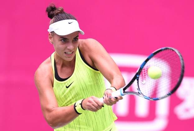 (160923) -- GUANGZHOU, Sept. 23, 2016 -- Ana Konjuh of Croatia returns the ball to Jelena Jankovic of Serbia during their singles semifinal match at 2016 WTA Tennis Damen Guangzhou International Women s Open tennis tournament in Guangzhou, capital of south China s Guangdong Province, Sept. 23, 2016. ) (SP)CHINA-GUANGZHOU-TENNIS-WTA-GUANGZHOU OPEN (CN) LuxHanxin 