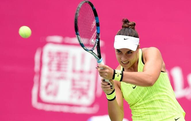 (160923) -- GUANGZHOU, Sept. 23, 2016 -- Ana Konjuh of Croatia returns the ball to Jelena Jankovic of Serbia during their singles semifinal match at 2016 WTA Tennis Damen Guangzhou International Women s Open tennis tournament in Guangzhou, capital of south China s Guangdong Province, Sept. 23, 2016. ) (SP)CHINA-GUANGZHOU-TENNIS-WTA-GUANGZHOU OPEN (CN) LuxHanxin 