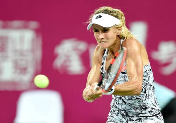(160923) -- GUANGZHOU, Sept. 23, 2016 -- Lesia Tsurenko of Ukraine returns the ball to Anett Kontaveit of Estonia during their singles semifinal at 2016 WTA Tennis Damen Guangzhou International Women s Open tennis tournament in Guangzhou, capital of south China s Guangdong Province, Sept. 23, 2016. ) (SP)CHINA-GUANGZHOU-TENNIS-WTA-GUANGZHOU OPEN (CN) LuxHanxin 