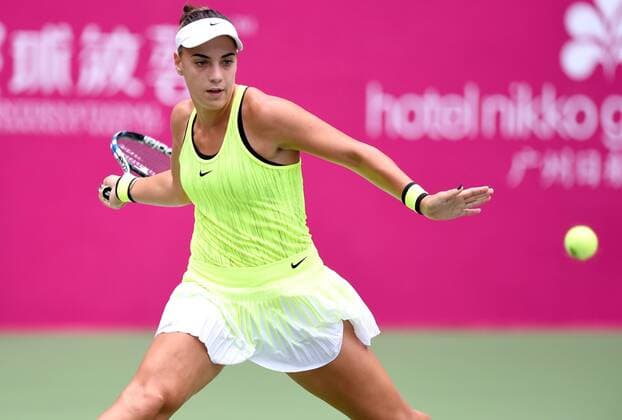 (160923) -- GUANGZHOU, Sept. 23, 2016 -- Ana Konjuh of Croatia returns the ball to Jelena Jankovic of Serbia during their singles semifinal match at 2016 WTA Tennis Damen Guangzhou International Women s Open tennis tournament in Guangzhou, capital of south China s Guangdong Province, Sept. 23, 2016. ) (SP)CHINA-GUANGZHOU-TENNIS-WTA-GUANGZHOU OPEN (CN) LuxHanxin 