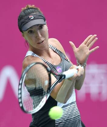 (160923) -- GUANGZHOU, Sept. 23, 2016 -- Jelena Jankovic of Serbia returns the ball to Ana Konjuh of Croatia during their singles semifinal match at 2016 WTA Tennis Damen Guangzhou International Women s Open tennis tournament in Guangzhou, capital of south China s Guangdong Province, Sept. 23, 2016. ) (SP)CHINA-GUANGZHOU-TENNIS-WTA-GUANGZHOU OPEN (CN) LuxHanxin 