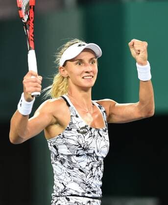 (160923) -- GUANGZHOU, Sept. 23, 2016 -- Lesia Tsurenko of Ukraine returns the ball to Anett Kontaveit of Estonia during their singles semifinal at 2016 WTA Tennis Damen Guangzhou International Women s Open tennis tournament in Guangzhou, capital of south China s Guangdong Province, Sept. 23, 2016. ) (SP)CHINA-GUANGZHOU-TENNIS-WTA-GUANGZHOU OPEN (CN) LuxHanxin 