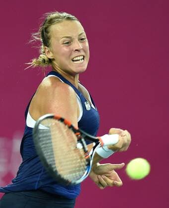 (160923) -- GUANGZHOU, Sept. 23, 2016 -- Anett Kontaveit of Estonia returns the ball to Lesia Tsurenko of Ukraine during their singles semifinal at 2016 WTA Tennis Damen Guangzhou International Women s Open tennis tournament in Guangzhou, capital of south China s Guangdong Province, Sept. 23, 2016. ) (SP)CHINA-GUANGZHOU-TENNIS-WTA-GUANGZHOU OPEN (CN) LuxHanxin 