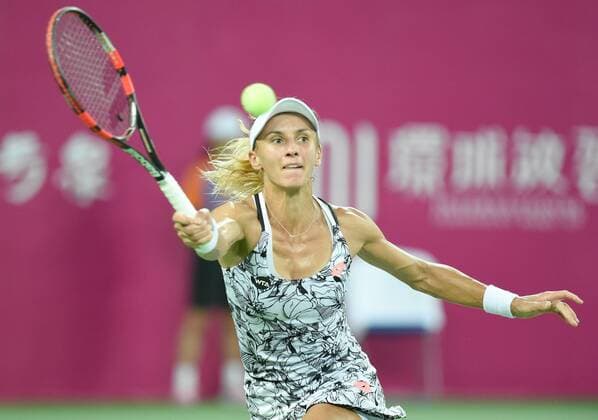 (160923) -- GUANGZHOU, Sept. 23, 2016 -- Lesia Tsurenko of Ukraine returns the ball to Anett Kontaveit of Estonia during their singles semifinal at 2016 WTA Tennis Damen Guangzhou International Women s Open tennis tournament in Guangzhou, capital of south China s Guangdong Province, Sept. 23, 2016. ) (SP)CHINA-GUANGZHOU-TENNIS-WTA-GUANGZHOU OPEN (CN) LuxHanxin 