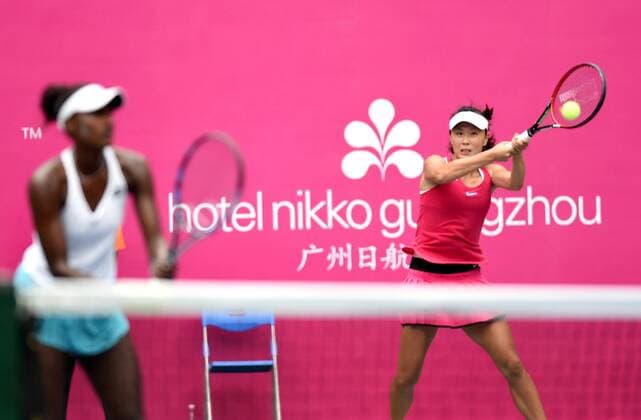 (160923) -- GUANGZHOU, Sept. 23, 2016 -- Peng Shuai (R) of China and Asia Muhammad of the United States compete during their doubles semifinal match against Liu Chang and Lu Jiajing of China at 2016 WTA Tennis Damen Guangzhou International Women s Open tennis tournament in Guangzhou, capital of south China s Guangdong Province, Sept. 23, 2016. ) (SP)CHINA-GUANGZHOU-TENNIS-WTA-GUANGZHOU OPEN (CN) LuxHanxin 
