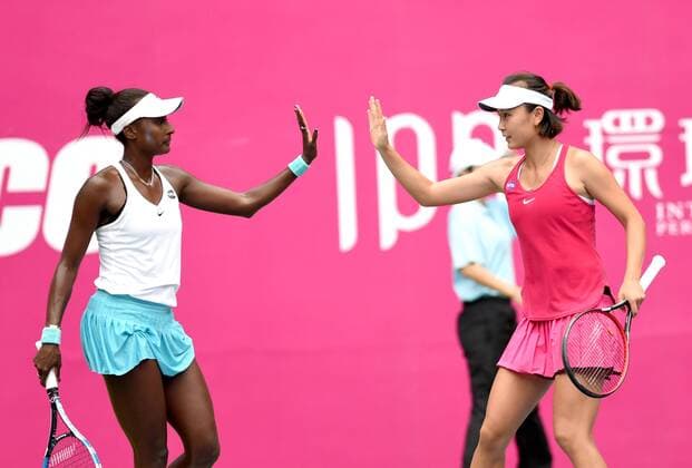 (160923) -- GUANGZHOU, Sept. 23, 2016 -- Peng Shuai (R) of China and Asia Muhammad of the United States clap hands during their doubles semifinal match against Liu Chang and Lu Jiajing of China at 2016 WTA Tennis Damen Guangzhou International Women s Open tennis tournament in Guangzhou, capital of south China s Guangdong Province, Sept. 23, 2016. ) (SP)CHINA-GUANGZHOU-TENNIS-WTA-GUANGZHOU OPEN (CN) LuxHanxin 