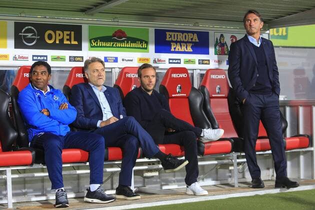Deutschland, Freiburg , Schwarzwald Stadion, Fussball, 1. Bundesliga, Saison 2016 2017 , SC Freiburg - Hamburger SV , Dietmar Beiersdorfer, Trainer Bruno Labbadia (HSV)