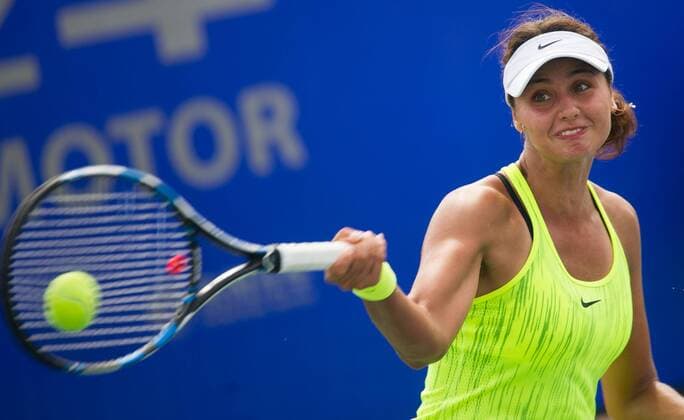 WUHAN, CHINA - SEPTEMBER 23: Elizaveta Kulichkova of Russia returns a shot against Nicole Gibbs of the United States during the qualifying match of 2016 WTA Tennis Damen Dongfeng Motor Wuhan Open at Optics Valley International Tennis Center on September 23, 2016 in Wuhan, China.  CFP492555719 