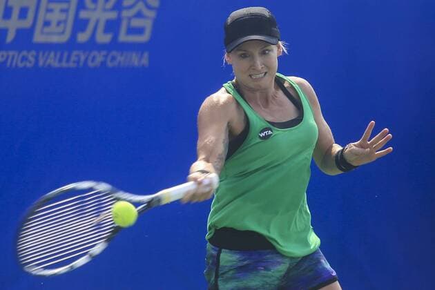 WUHAN, CHINA - SEPTEMBER 23: Bethanie Mattek-Sands of the United States returns a shot against Zhang Kailin of China during the qualifying match of 2016 WTA Tennis Damen Dongfeng Motor Wuhan Open at Optics Valley International Tennis Center on September 23, 2016 in Wuhan, China.  CFP492555943 