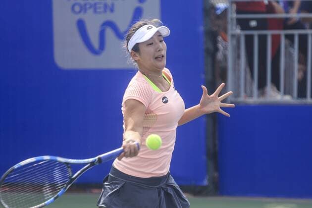 WUHAN, CHINA - SEPTEMBER 23: Zhang Kailin of China returns a shot against Bethanie Mattek-Sands of the United States during the qualifying match of 2016 WTA Tennis Damen Dongfeng Motor Wuhan Open at Optics Valley International Tennis Center on September 23, 2016 in Wuhan, China.  CFP492555946 