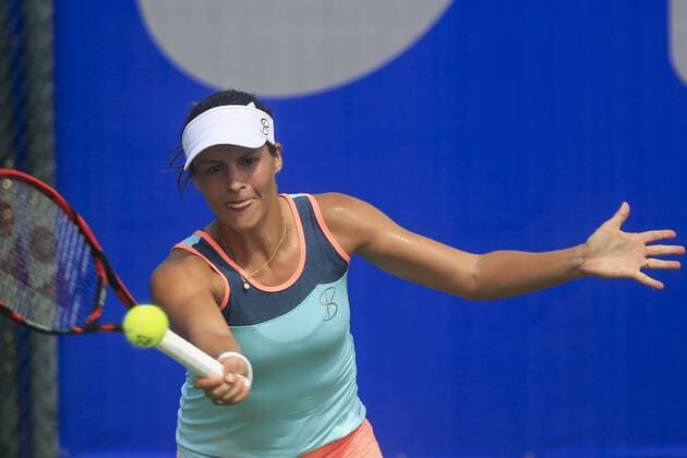Bilder des Tages - SPORT WUHAN, CHINA - SEPTEMBER 23: Tatjana Maria of Germany returns a shot against Kateryna Bondarenko of the Ukraine during the qualifying match of 2016 WTA Tennis Damen Dongfeng Motor Wuhan Open at Optics Valley International Tennis Center on September 23, 2016 in Wuhan, China.  CFP492556017 
