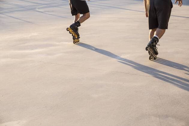 Legs of men with rollerblades skating model released Symbolfoto  ABZF001028