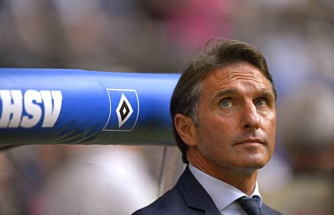 24.09.2016, Fussball 1.Bundesliga 2016 2017, 5.Spieltag, Hamburger SV - FC Bayern München, im Hamburger Volksparkstadion. Trainer Bruno Labbadia (Hamburger SV) nachdenklich. 