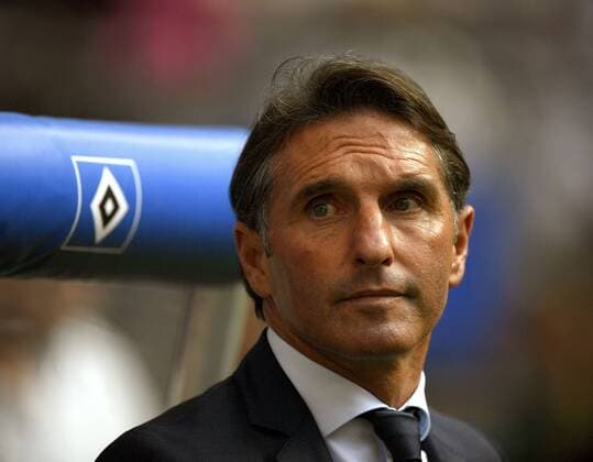 24.09.2016, Fussball 1.Bundesliga 2016 2017, 5.Spieltag, Hamburger SV - FC Bayern München, im Hamburger Volksparkstadion. Trainer Bruno Labbadia (Hamburger SV) nachdenklich. 