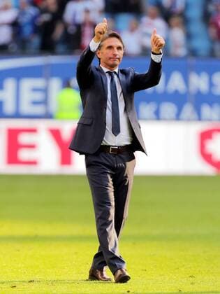 Bilder des Tages - SPORT 1. Fussball Bundesliga 5. Spieltag Saison 2016-2017 1. Fussball Bundesliga 5. Spieltag Saison 2016-2017 Hamburger SV - FC Bayern Muenchen im Volksparkstadion Trainer Bruno Labbadia (Hamburger SV) verabschiedet sich von den Fans