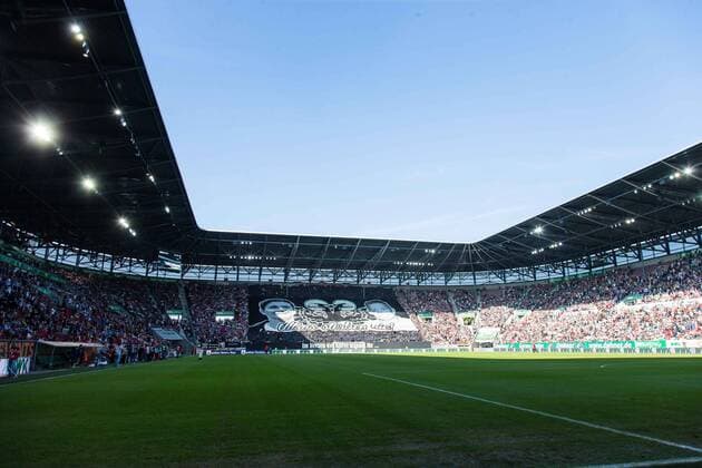 Fußball, Stadiongeschichte FC Augsburg Augsburg, Deutschland, 24.09.2016, Bundesliga 5.Spieltag, FC Augsburg - SV Darmstadt 98, Choreo fuer die vor eiem Jahr verstorbenen Augsburger Fans ( DeFodi507