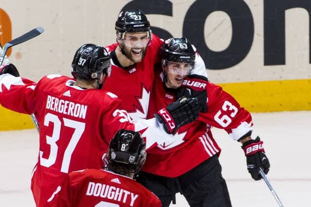 World Cup of Hockey, Kanada - Russland Kanadas Patrice Bergeron, Alex Pietrangelo och Drew Doughty kramar om Brad Marchand som gjort 2-2 Kanada - Russland Länderspiel World Cup of Hockey Toronto.  Copyright: LUDVIGxTHUNMAN BB160924LT080