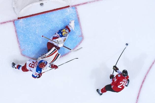 World Cup of Hockey, Kanada - Russland Kanadas Corey Perry gör 4-2 bakom Rysslands malvakt Sergei Bobrovsky i ishockeymatchen Kanada - Russland Länderspiel World Cup of Hockey Toronto.  Copyright: LUDVIGxTHUNMAN BB160924ZR056