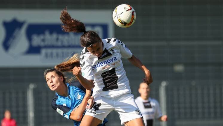 v.li.: Isabella Hartig (TSG, 13), Cinzia Zehnder (Freiburg, 14), Kopfball, header, Aktion, Action, Fussball, Allianz Frauen-Bundesliga, TSG 1899 Hoffenheim - SC Freiburg, xozx