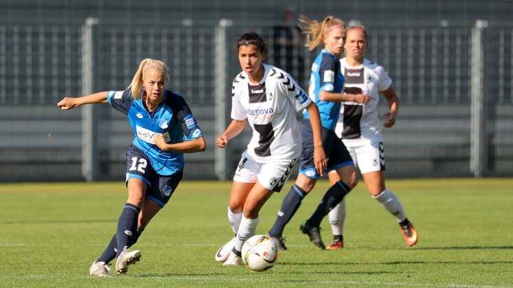 v.li.: Geburtstagskind Stephanie Breitner (TSG, 12), Cinzia Zehnder (Freiburg, 14), Fussball, Allianz Frauen-Bundesliga, TSG 1899 Hoffenheim - SC Freiburg, xozx