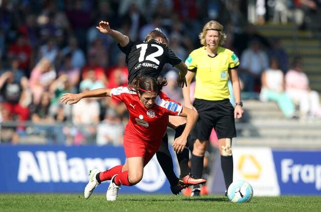v.l.: Sophie Schmidt (1. FFC Frankfurt) gegen Charline Hartmann (SGS Essen) im Zweikampf, Duell, duel, tackle, Aktion, Action , Fussball, Allianz Frauen Bundesliga, 1. FFC Frankfurt - SGS Essen, xmrx