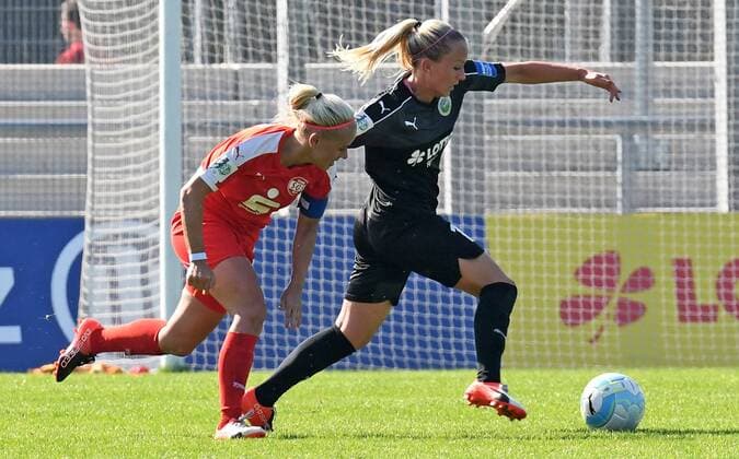 25.09.2016, xblx, Fussball 1.Bundesliga Damen, 1.FFC Frankfurt - SGS Essen, emspor v.l. Ina Lehmann (SGS Essen), Mandy Islacker (1.FFC Frankfurt) Frankfurt am Main