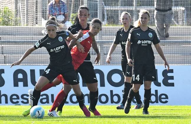 25.09.2016, xblx, Fussball 1.Bundesliga Damen, 1.FFC Frankfurt - SGS Essen, emspor v.l. Kathrin Hendrich (1.FFC Frankfurt), Kozue Ando (SGS Essen), Peggy Nietgen (1.FFC Frankfurt), Marith Priessen (1.FFC Frankfurt), Jackie Groenen (1.FFC Frankfurt) Frankfurt am Main
