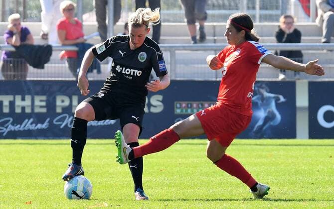 25.09.2016, xblx, Fussball 1.Bundesliga Damen, 1.FFC Frankfurt - SGS Essen, emspor v.l. Marith Priessen (1.FFC Frankfurt), Charline Hartmann (SGS Essen) Frankfurt am Main