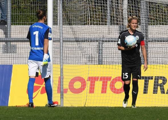 25.09.2016, xblx, Fussball 1.Bundesliga Damen, 1.FFC Frankfurt - SGS Essen, emspor v.l. Desiree Schumann (1.FFC Frankfurt), Saskia Bartusiak (1.FFC Frankfurt), Goal scored, Tor zum 0:1 Frankfurt am Main
