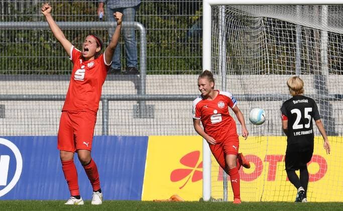 25.09.2016, xblx, Fussball 1.Bundesliga Damen, 1.FFC Frankfurt - SGS Essen, emspor v.l. Charline Hartmann (SGS Essen), Linda Dallmann (SGS Essen), Saskia Bartusiak (1.FFC Frankfurt), Goal scored, Tor zum 0:1, celebrate the goal, Torjubel Frankfurt am Main