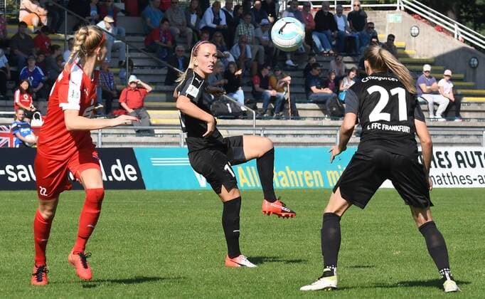 25.09.2016, xblx, Fussball 1.Bundesliga Damen, 1.FFC Frankfurt - SGS Essen, emspor v.l. Nina Brueggemann (SGS Essen), Mandy Islacker (1.FFC Frankfurt), Ana-Maria Crnogorcevic (1.FFC Frankfurt) Frankfurt am Main