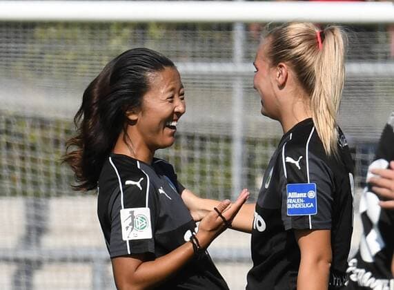25.09.2016, xblx, Fussball 1.Bundesliga Damen, 1.FFC Frankfurt - SGS Essen, emspor v.l. Yuki Nagasato (1.FFC Frankfurt), Laura Stoerzel (1.FFC Frankfurt) Frankfurt am Main