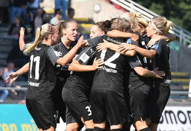 25.09.2016, xblx, Fussball 1.Bundesliga Damen, 1.FFC Frankfurt - SGS Essen, emspor v.l. Yuki Nagasato (1.FFC Frankfurt), Goal scored, Tor zum 2:2, celebrate the goal, Torjubel Frankfurt am Main