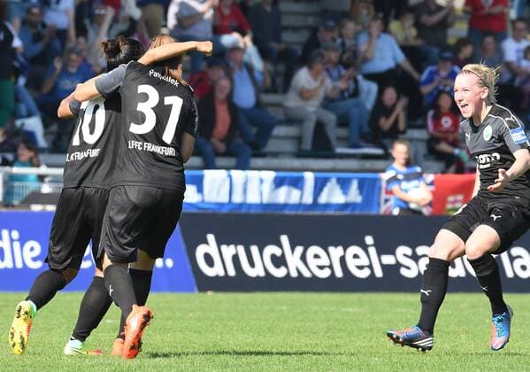 25.09.2016, xblx, Fussball 1.Bundesliga Damen, 1.FFC Frankfurt - SGS Essen, emspor v.l. Yuki Nagasato (1.FFC Frankfurt), Goal scored, Tor zum 2:2, celebrate the goal, Torjubel Frankfurt am Main