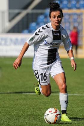 Lina Maria Magull (Freiburg, 16) am Ball, Freisteller, Ganzkörper, Einzelbild, Aktion, Action, Fussball, Allianz Frauen-Bundesliga, TSG 1899 Hoffenheim - SC Freiburg, xozx