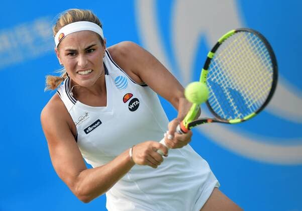 (160925) -- WUHAN, Sept. 25, 2016 -- Monica Puig of Puerto Rico returns the ball during the women s singles first round match against Roberta Vinci of Italy at 2016 WTA Tennis Damen Wuhan Open tennis tournament in Wuhan, central China s Hubei Province, Sept. 25, 2016. ) (SP)CHINA-WUHAN-TENNIS-WTA-WUHAN OPEN (CN) ChengxMin 