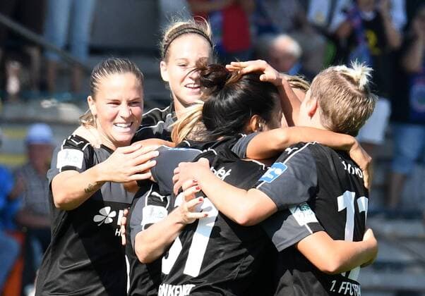Bilder des Tages - Sport 25.09.2016, xblx, Fussball 1.Bundesliga Damen, 1.FFC Frankfurt - SGS Essen, emspor v.l. Yuki Nagasato (1.FFC Frankfurt), Goal scored, Tor zum 2:2, celebrate the goal, Torjubel Frankfurt am Main