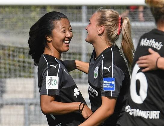 25.09.2016, xblx, Fussball 1.Bundesliga Damen, 1.FFC Frankfurt - SGS Essen, emspor v.l. Yuki Nagasato (1.FFC Frankfurt), Laura Stoerzel (1.FFC Frankfurt) Frankfurt am Main