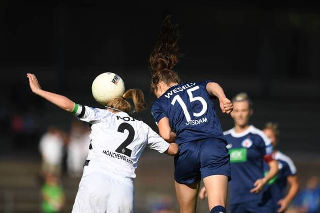 Kopfball Bild v.L. Julia Koj (Borussia Mönchengladbach) (2) mit Inka Wesely (Turbine Potsdam) (15), Fussball, Allianz Frauen-Bundesliga, Borussia Mönchengladbach - 1.FFC Turbine Potsdam, xmkx
