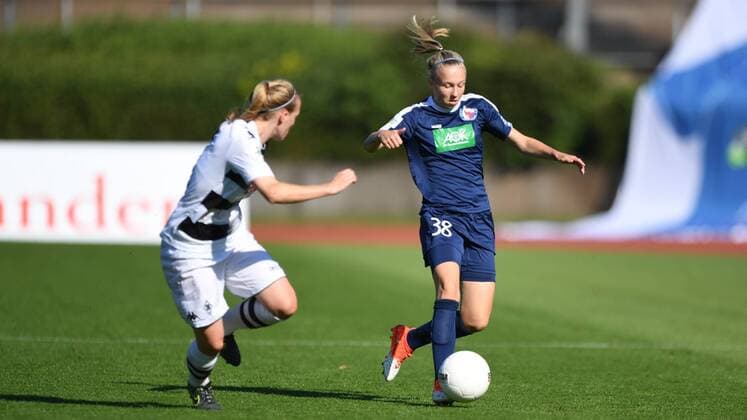 Bild v.L. Julia Koj (Borussia Mönchengladbach) (2) Zweikampf in Aktion, in Action Laura Lindner (Turbine Potsdam) (38), Fussball, Allianz Frauen-Bundesliga, Borussia Mönchengladbach - 1.FFC Turbine Potsdam, xmkx