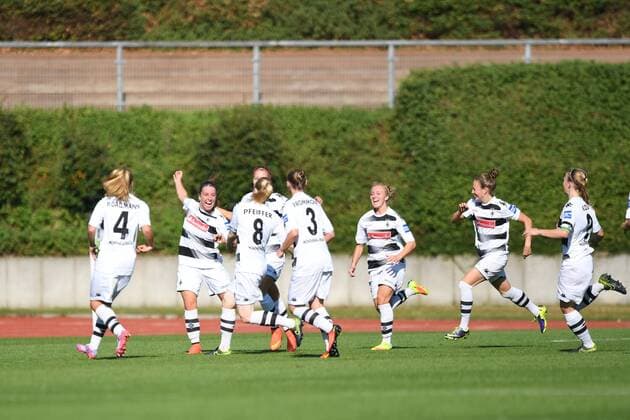Jubel, Freuen, celebrate, happy, cheer , Goal Celebration Tor Borussia Mönchengladbach 1:0 Kelly Simons (Borussia Mönchengladbach) (11), Fussball, Allianz Frauen-Bundesliga, Borussia Mönchengladbach - 1.FFC Turbine Potsdam, xmkx