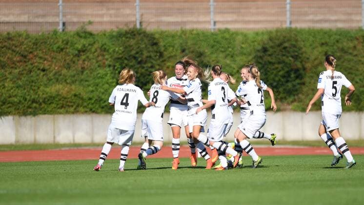 Jubel, Freuen, celebrate, happy, cheer , Goal Celebration Tor Borussia Mönchengladbach 1:0 Kelly Simons (Borussia Mönchengladbach) (11), Fussball, Allianz Frauen-Bundesliga, Borussia Mönchengladbach - 1.FFC Turbine Potsdam, xmkx