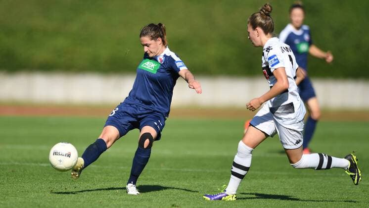 Wibke Meister (Turbine Potsdam) (8) Flanke vor Nadja Pfeiffer (Borussia Mönchengladbach) (8), Fussball, Allianz Frauen-Bundesliga, Borussia Mönchengladbach - 1.FFC Turbine Potsdam, xmkx