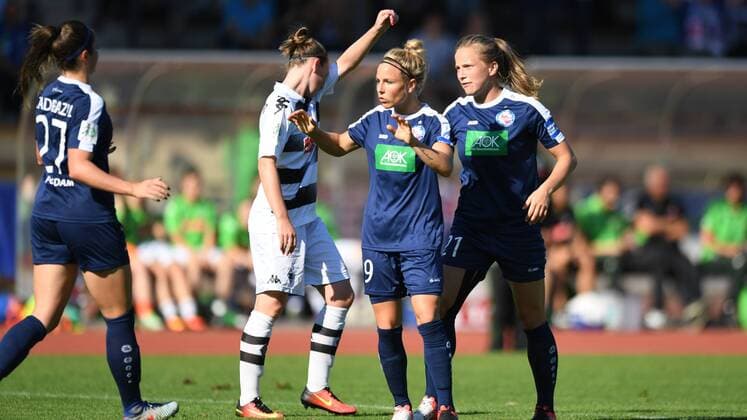 Jubel, Freuen, celebrate, happy, cheer , Goal Celebration Tor 1:1 Bild v.L. Sarah Zadrazil (Turbine Potsdam) (27) mit Torschützin Svenja Huth (Turbine Potsdam) (9) und Tabea Kemme (Turbine Potsdam) (21), Fussball, Allianz Frauen-Bundesliga, Borussia Mönchengladbach - 1.FFC Turbine Potsdam, xmkx