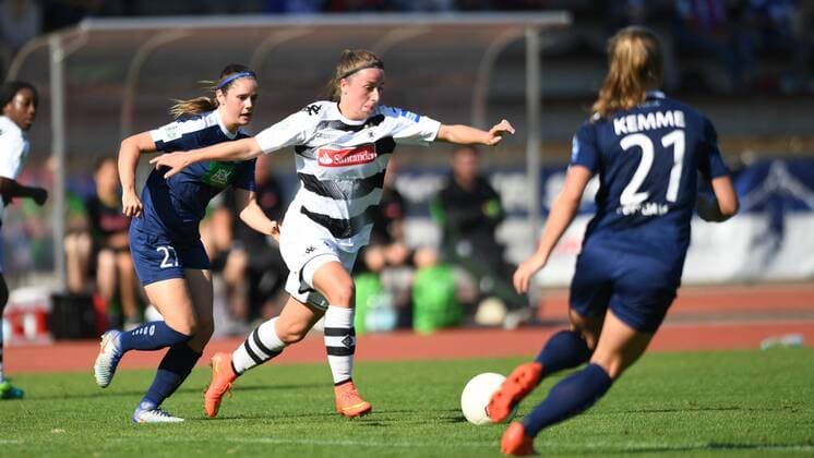 Zweikampf Bild v.L. Sarah Zadrazil (Turbine Potsdam) (27) mit Kelly Simons (Borussia Mönchengladbach) (11) und Tabea Kemme (Turbine Potsdam) (21), Fussball, Allianz Frauen-Bundesliga, Borussia Mönchengladbach - 1.FFC Turbine Potsdam, xmkx