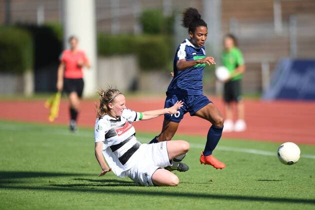 Bild v.L. Zweikampf Julia Koj (Borussia Mönchengladbach) (2) mit E. Aigbogun (Turbine Potsdam (16), Fussball, Allianz Frauen-Bundesliga, Borussia Mönchengladbach - 1.FFC Turbine Potsdam, xmkx